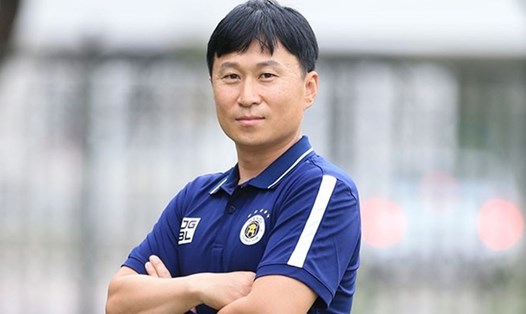 Huấn luyện viên Chun Jae Ho có phần áp lực khi đối đầu với đội bóng cũ Viettel. Ảnh: HNFC