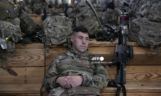 Một binh sĩ Mỹ ở Fort Bragg, North Carolina, trước khi triển khai đến Châu Âu vào 14.2. Ảnh: AFP