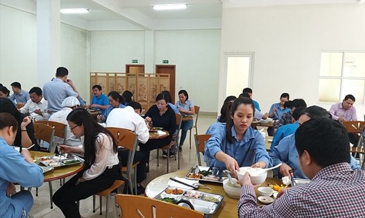 Lãnh đạo tỉnh Thái Nguyên cùng dùng bữa ăn ca với người lao động tại một doanh nghiệp. Ảnh: CĐCC