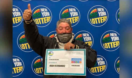 Juan Hernandez, người đàn ông New York, Mỹ, may mắn trúng xổ số 10 triệu USD lần thứ 2 chỉ trong 3 năm. Ảnh: New York Lottery