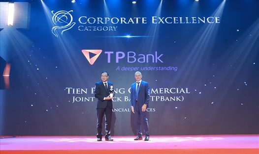 Ông Khúc Văn Họa – Phó Tổng giám đốc TPBank (bên trái) tại Lễ vinh danh