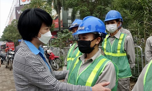 Bà Nguyễn Thị Thủy Lệ, Chủ tịch Công đoàn Xây dựng Việt Nam thăm hỏi tặng quà công nhân lao động ngành xây dựng thủ đô. Ảnh: CĐXDVN