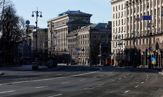 Một con phố vắng vẻ ở Kiev, Ukraina, ngay sau khi giờ giới nghiêm kết thúc vào sáng ngày 28.2. Ảnh: Reuters