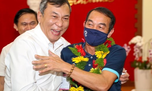 Quyền Chủ tịch VFF Trần Quốc Tuấn chia vui cùng huấn luyện viên Đinh Thế Nam đội U23 Việt Nam, sau khi đội làm rạng danh bóng đá Việt Nam. Ảnh: VFF