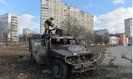 Một phương tiện chiến đấu của Nga bị phá hủy sau cuộc giao tranh ở Kharkiv, Ukraina ngày 27.2. Ảnh: AFP