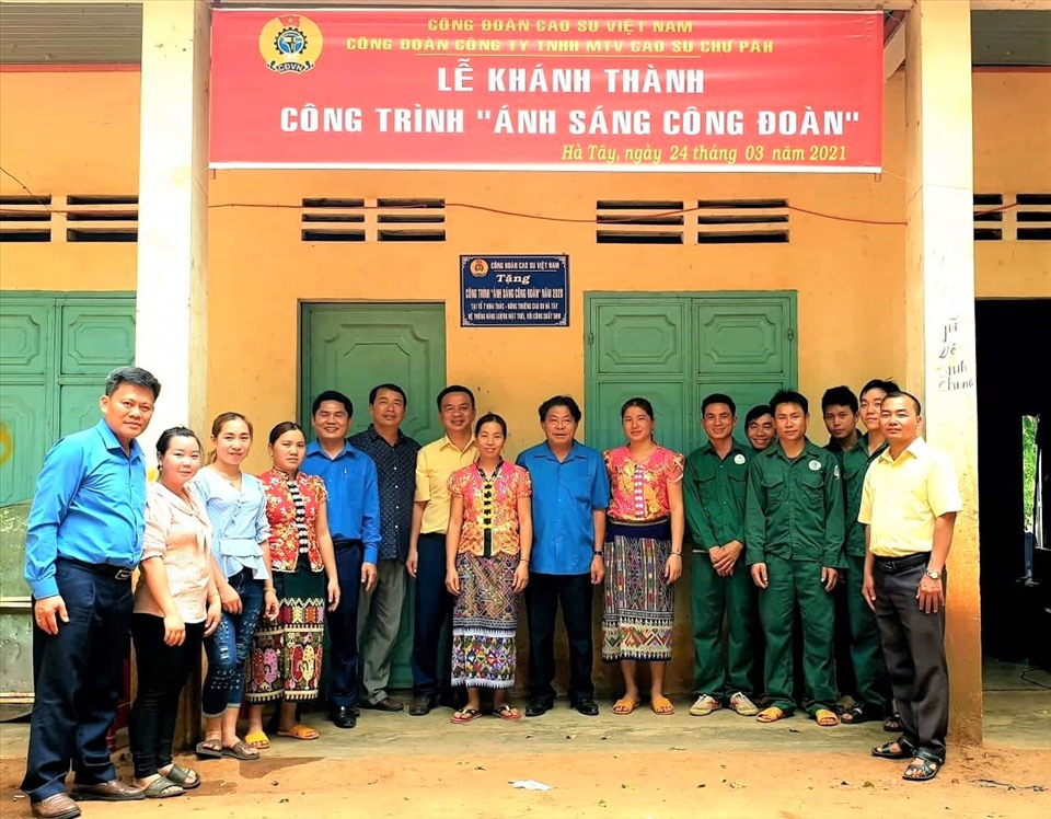 Lãnh đạo Công đoàn Caosu Việt Nam cùng người lao động tại lễ khánh thành công trình "Ánh sáng công đoàn". Ảnh: TCCS