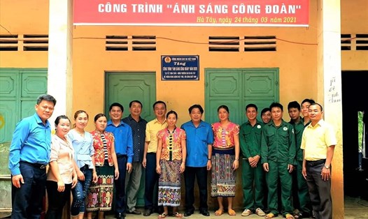 Lãnh đạo Công đoàn Caosu Việt Nam cùng người lao động tại lễ khánh thành công trình "Ánh sáng công đoàn". Ảnh: TCCS