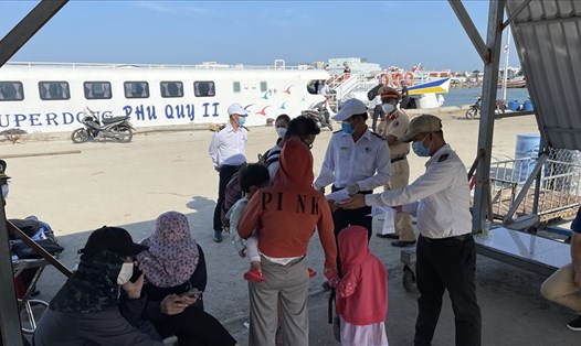 Kiểm tra các thủ tục tàu cao tốc Phan Thiết đi đảo Phú Quý trước khi xuất bến. Ảnh: Duy Tuấn