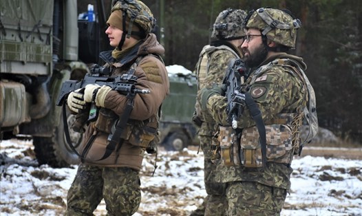 Hình ảnh do Bộ Quốc phòng Mỹ công bố cho thấy 2 binh sĩ bổ sung NATO chuẩn bị di chuyển đến địa điểm thực hiện nhiệm vụ tiếp theo trong cuộc diễn tập quân sự Allied Spirit 22 ngày 31.1.2022 ở Đức. Ảnh: AFP
