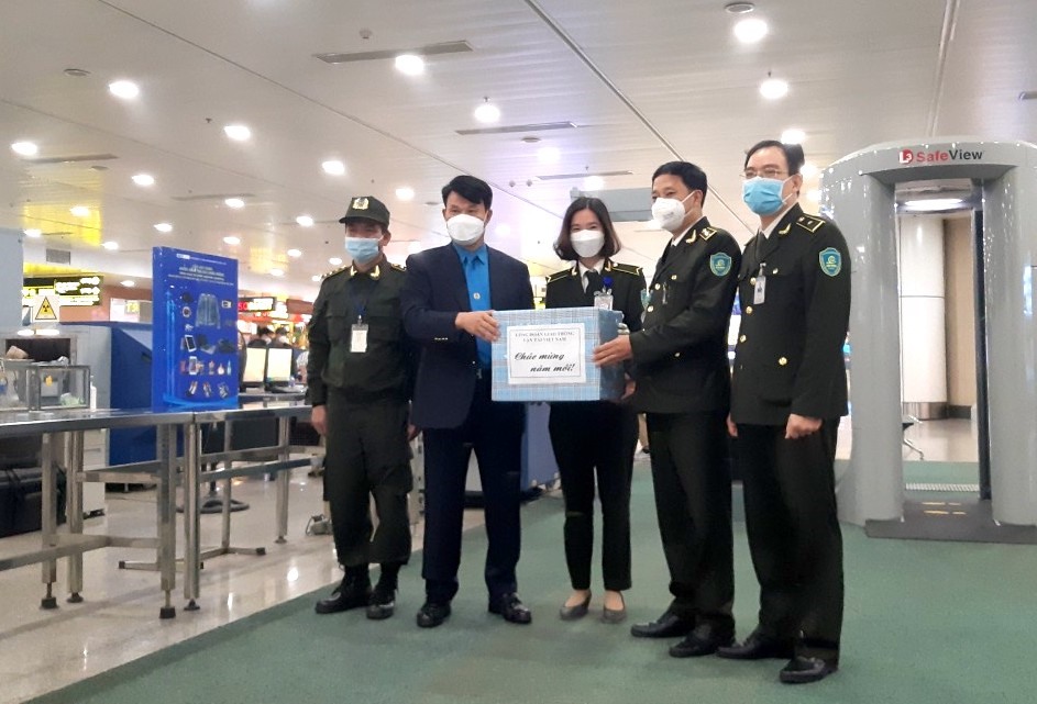 Ông Đỗ Nga Việt - Chủ tịch Công đoàn Giao thông Vận tải Việt Nam (thứ 2 từ trái sang) tặng quà đoàn viên trực Tết Nguyên đán Nhâm Dần 2022. Ảnh: CĐGT