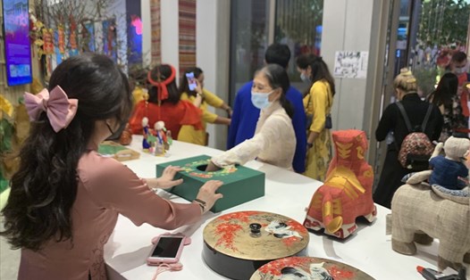 Nhiều quan khách hào hứng tham gia đón Tết cổ truyền tại Nhà Triển lãm Việt Nam. Ảnh: Bộ VHTTDL