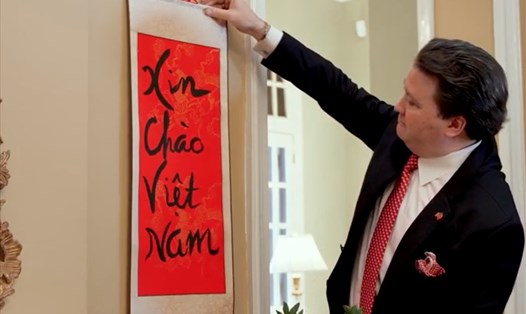Đại sứ Mỹ Marc Knapper khai bút đầu xuân với lời chào Việt Nam. Ảnh cắt từ video ĐSQ Mỹ