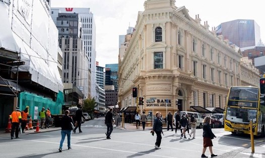 Mọi người đi bộ trên một con phố ở Wellington, New Zealand. Ảnh: AFP