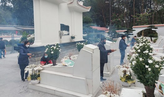 Du khách dâng hương tại các phần mộ của 10 nữ Anh hùng liệt sĩ TNXP Ngã ba Đồng Lộc chiều ngày 3.2. Ảnh: Trần Tuấn