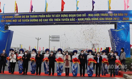 Thủ tướng Phạm Minh Chính và lãnh đạo Bộ Giao thông vận tải, lãnh đạo địa phương cắt băng khánh thành dự án cao tốc Cao Bồ - Mai Sơn. Ảnh: NT