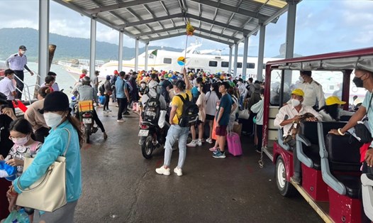 Rất đông du khách đổ về TP.Phú Quốc dịp Tết Nguyên đán 2022. Ảnh: PV