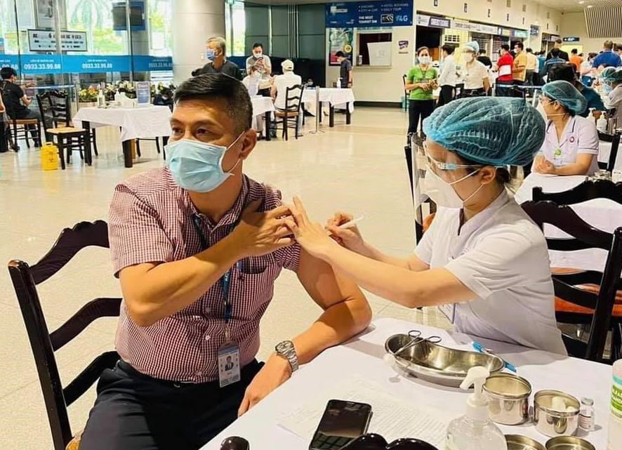 Nhân viên Cảng Hàng không quốc tế Tân Sơn Nhất được tiêm vaccine phòng chống COVID-19. Ảnh: CĐCC
