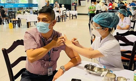 Nhân viên Cảng Hàng không quốc tế Tân Sơn Nhất được tiêm vaccine phòng chống COVID-19. Ảnh: CĐCC