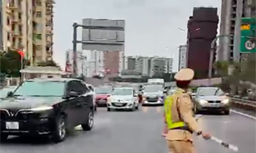 Lực lượng Cảnh sát giao thông phân luồng các phương tiện vào nội đô Hà Nội. Ảnh: Q.N