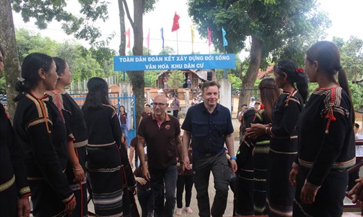 Các du khách đến thăm quan các nét văn hóa truyền thống của người dân tộc Mạ ở xã Đắk Nia (thành phố Gia Nghĩa). Ảnh: Phan Tuấn