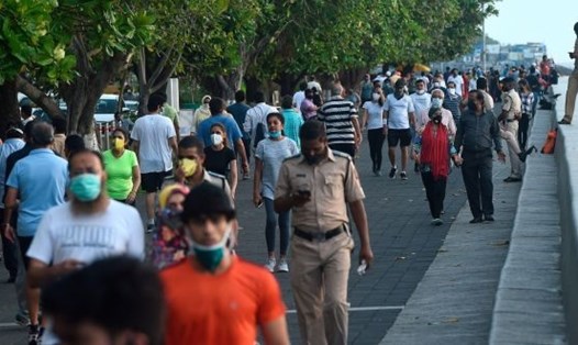 Mọi người đi bộ tại một con phố ở Mumbai, Ấn Độ. Ảnh: AFP