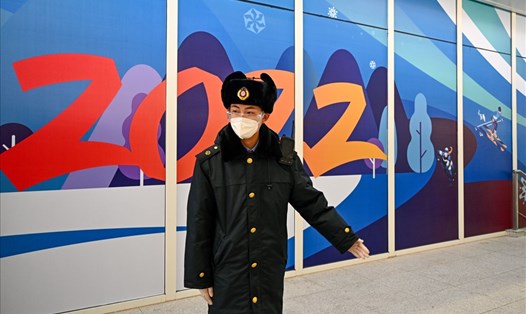 Nhân viên an ninh Trung Quốc hướng dẫn hành khách vào "bong bóng" trước thềm Olympic mùa đông Bắc Kinh 2022. Ảnh: AFP