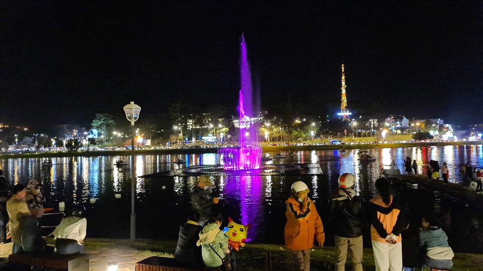 Du khách say đắm thưởng thức nhạc nước ở hồ Xuân Hương, TP. Đà Lạt. Ảnh Báo Lâm Đồng