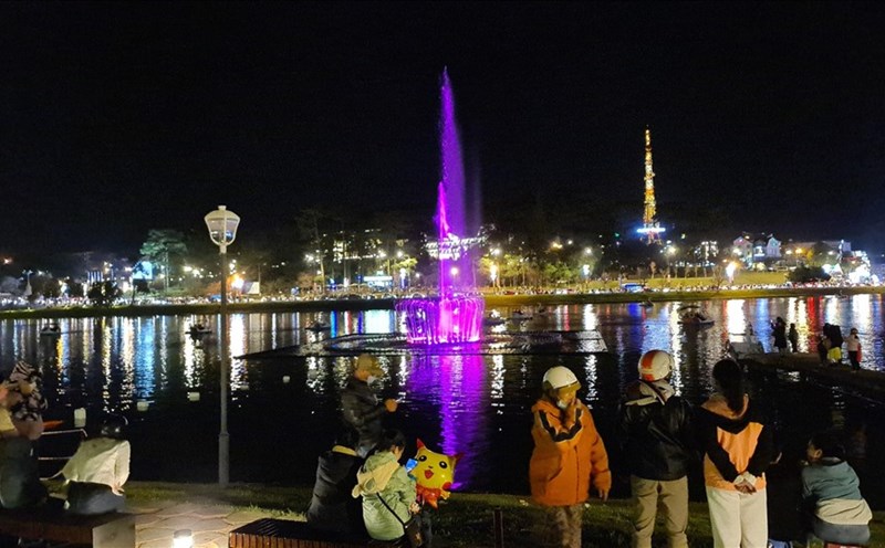 Du khách say đắm thưởng thức nhạc nước ở hồ Xuân Hương, TP. Đà Lạt. Ảnh Báo Lâm Đồng