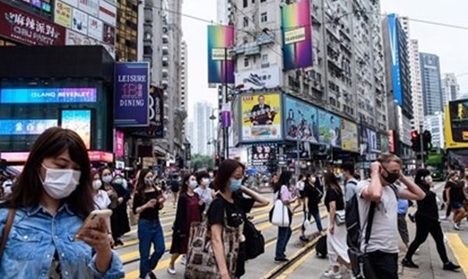 Người dân đeo khẩu trang đi bộ trên đường phố ở Hong Kong. Ảnh: AFP