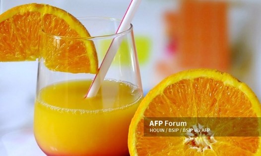Uống nước ép trái cây hàng ngày có thể gây ra các vấn đề về tiêu hóa, tăng cân và rối loạn đường huyết. Ảnh: AFP