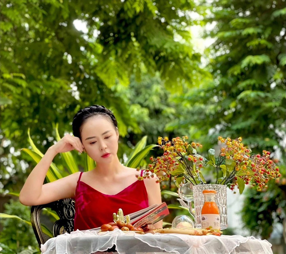 "Nữ hoàng hoa hồng" Bùi Thanh Hương luôn cố gắng gìn giữ hương vị Tết truyền thống. Ảnh: NVCC