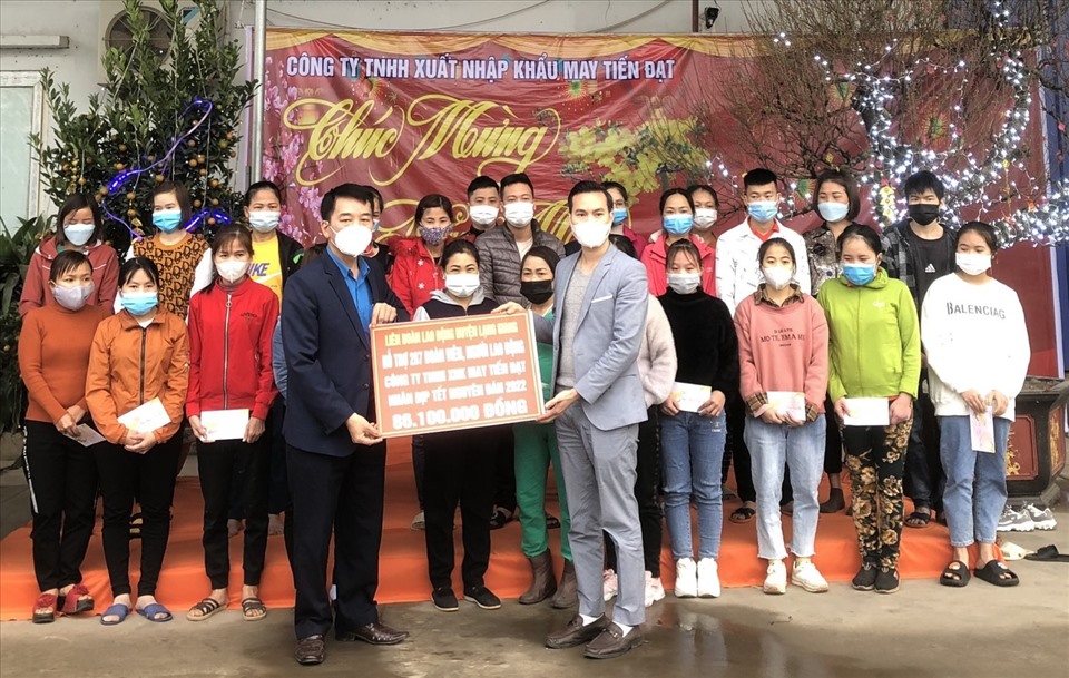 Chủ tịch Liên đoàn Lao động huyện Lạng Giang Hà Văn Kha (hàng đầu, bên trái) tặng quà Tết cho công nhân lao động tại Công ty TNHH XNK may Tiến Đạt. Ảnh: LĐLĐ huyện Lạng Giang