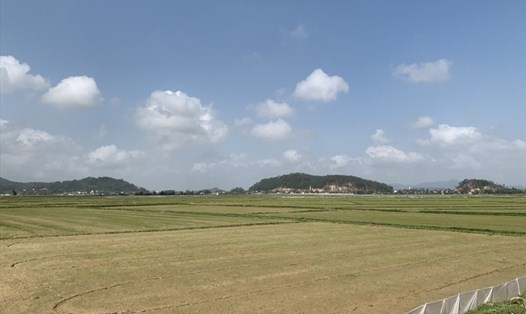 Cán bộ xóm 9 xã Hưng Yên Nam đã bán 10.850m2 đất nông nghiệp để lấy kinh phí dồn điền đổi thửa. Ảnh: Quang Đại