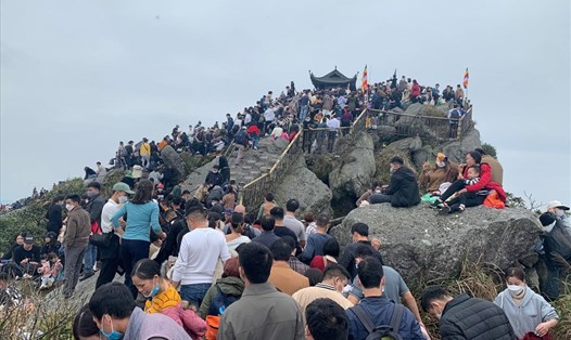 Du khách, phật tử chen chân lên chùa Đồng trên đỉnh núi Yên Tử ngày 5.2.2022. Ảnh: CTV