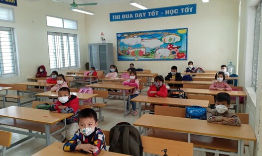 Học sinh tiểu học và lớp 6 ở ngoại thành Hà Nội đến trường từ 10.2. Ảnh: T.V.