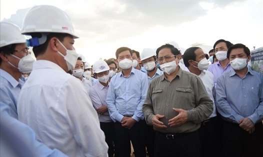 Thủ tướng Phạm Minh Chính kiểm tra công tác thi công tại cao tốc Phan Thiết - Dầu Giây. Ảnh: Hà Anh Chiến