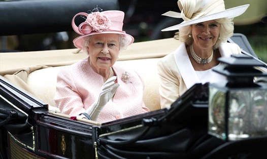 Nữ hoàng Anh Elizabeth II và Nữ công tước xứ Conrwall Camilla (phải). Ảnh: AP
