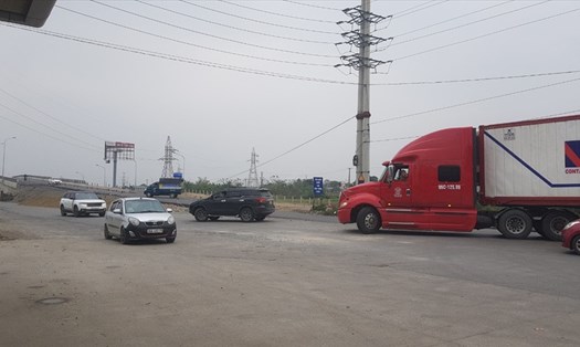 Hàng trăm xe con, xe khách đi đến nút giao với cao tốc Cao Bồ - Mai Sơn đoạn cảng Phúc Lộc (Ninh Bình) đều phải quay đầu xe trong bức xúc. Ảnh: Xuân Hùng