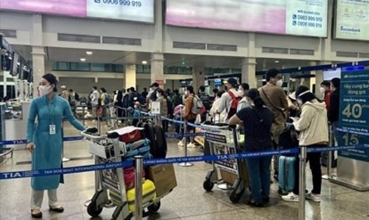 Hành khách tại Cảng Hàng không Quốc tế Tân Sơn Nhất. Ảnh LĐ