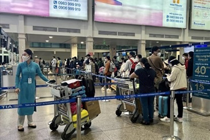 Nhịp sống 24h: Hành khách tiếp tục đổ về sân bay Nội Bài và Tân Sơn Nhất