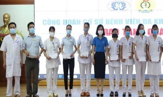 Công đoàn Bệnh viện đa khoa tỉnh Phú Thọ tặng quà đoàn viên, công nhân viên chức lao động nhân dịp Tháng Công nhân năm 2021. Ảnh minh hoạ. Ảnh: Minh Thắm