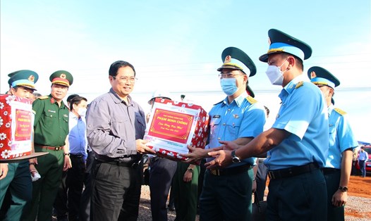 Thủ tướng Phạm Minh Chính thăm hỏi động viên và tặng quà cho các kỹ sư, công nhân làm việc tại công trường. Ảnh: Hà Anh Chiến