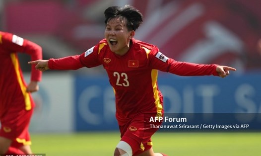 Bích Thùy giúp tuyển nữ Việt Nam vươn lên dẫn 2-1. Ảnh: AFP