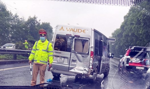 Vụ tai nạn giữa 3 phương tiện xảy ra trưa ngày 6.2 trên tuyến cao tốc Pháp Vân - Cầu Giẽ, theo hướng di chuyển vào nội thành Hà Nội. Ảnh: Trọng Anh