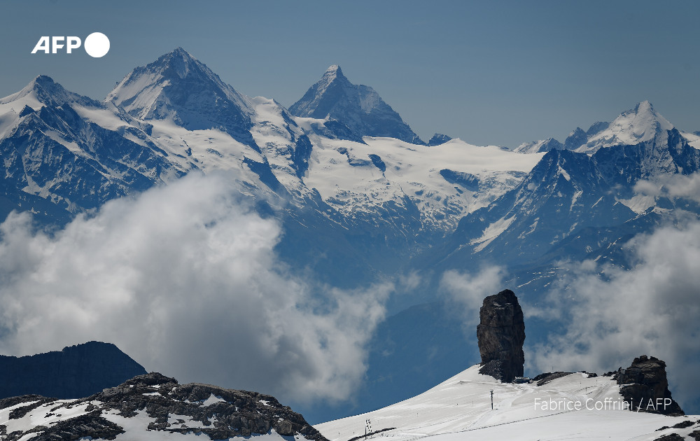 Dãy Alps ở Thụy Sĩ nhận gần hàng nghìn tỉ hạt nhựa rơi xuống mỗi năm. Ảnh: AFP