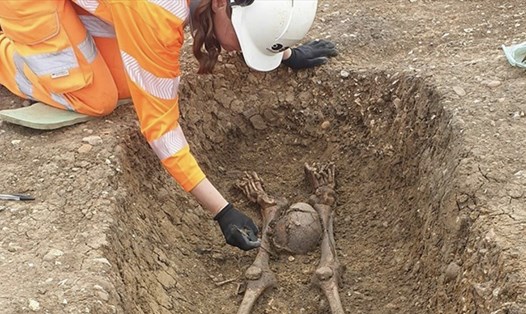 Các nhà khảo cổ đã khai quật được hơn 400 bộ xương từ thời La Mã ở Anh, trong đó có khoảng 40 bộ xương bị chặt đầu. Ảnh: HS2