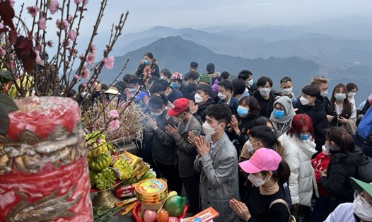 Du khách, người dân thắp hương tại chùa Đồng trên đỉnh núi Yên Tử ngày mồng 5 Tết. Ảnh: Nguyễn Hùng