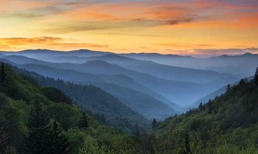 Bình minh trên Công viên Quốc gia Great Smoky Mountains ở Gatlinburg, Tennessee (Mỹ) - một phần của dãy Appalachian. Ảnh: WerksMedia