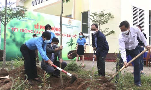 Trong ngày đầu tiên đi làm đông đảo công nhân, cán bộ công đoàn và lãnh đạo doanh nghiệp cùng chung tay trồng cây với mong muốn có một không gian xanh trong lành cho KCN. Ảnh: P.Linh
