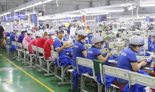 Công nhân lĩnh vực may mặc tại Công Ty TNHH Apparel Far Eastern Viet Nam (KCN VSIP 1, Thuận An, Bình Dương)  trở lại nhà máy sản xuất. Ảnh: CĐ KCN VSIP